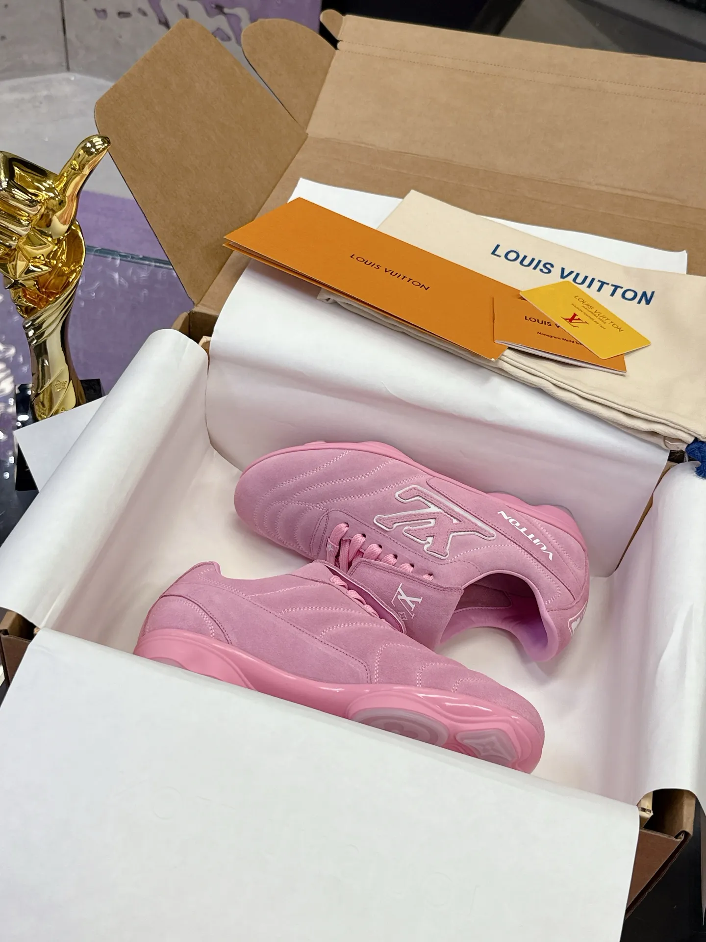 Factory price: 700💰 2025 new LV sneakers for couples, 🔥🔥🔥You will look fashionable when you wear them ❤️ LV football shoe series 💗 This Footprint Soccer sneaker was unveiled in the 2025 spring and summer series fashion show. It is the first sneaker designed by Pharrell Williams inspired by football shoes. The shoes are inspired by football, a sport that spans generations and cultures💎, echoing the theme of unity and universal participation in the 2025 spring and summer series fashion show. The shoe is known for its sleek design, with the dynamic IV Initials logo embellished on the side, the Lvers United emblem inspired by the football team on the tongue, and the sole patterned rubber sole decorated with multiple Louis Vuitton logos. Stylish and casual wear, a trend-setter in the fashion industry. Made of imported cowhide with full craftsmanship💓 Number of sizes (women’s 35-41, women’s 41 customized) (men’s 39-46, 45-46 customized)